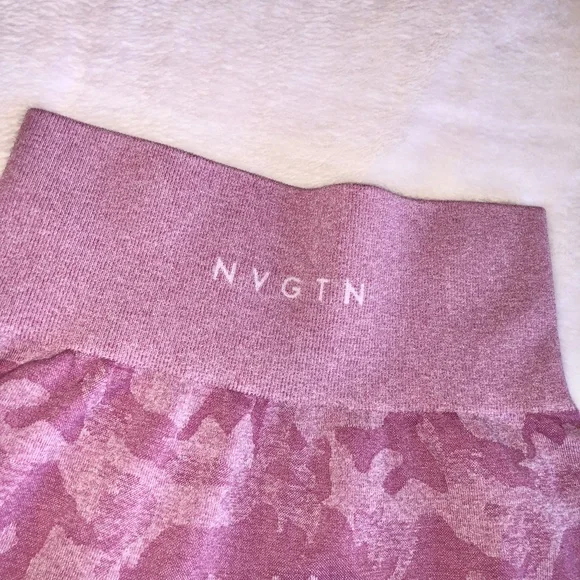 SOLD - seamless leggings (pastel pink camo) - Picture 5 of 6